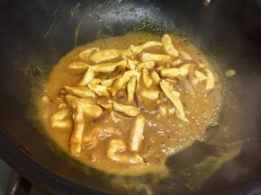 卷饼就做好了，因为咖喱鸡肉的味道已经很浓郁了，所以饼上不需要再刷酱料了。