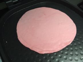 电饼铛再加一些植物油，把腌制好的鸡肉条放入炒制发白，盛起。