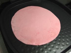 因为要加入清水，电饼铛太浅，我把洋葱移入炒锅中，加入半碗清水。水开之后，加入两块咖喱块，化开。