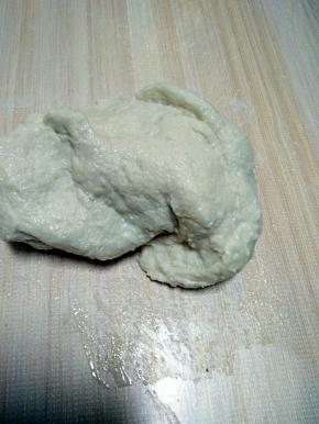 酵母水倒入混合的高粉，盐，糖中，揉成团
