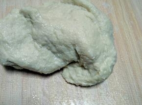 酵母水倒入混合的高粉，盐，糖中，揉成团