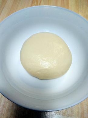 采用摔，打，揉出薄膜
盖保鲜膜发酵