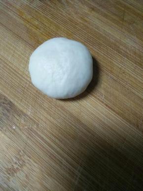 将面团分成30克左右小团，滚圆放入模具