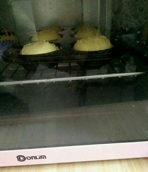 发酵至两倍大刷蛋液，撒白芝麻
放入预热烤箱180度20分钟