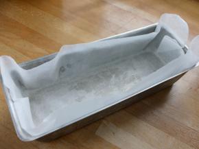 首先将模具用油纸蒙上五个面。
