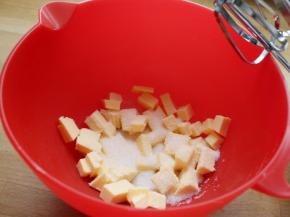 软化黄油150克和糖40克打发。
