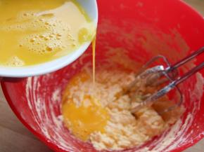 分多次加入鸡蛋，每加一次都要完全拌匀，就是说没有油水分离现象。
