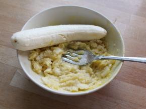 香蕉用叉子按压，有一些颗粒没有关系。