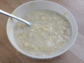 加入牛奶拌匀。
