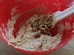 拌入核桃仁碎约30克。
