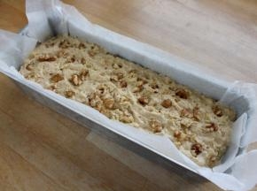 装模，表面撒上些核桃仁碎，约20克。
11.送入180度的烤箱，约烤28分钟，用探针插入没有附着物带出即可。