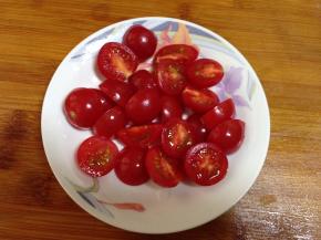 小番茄洗净对半切开，大的可以切成四瓣