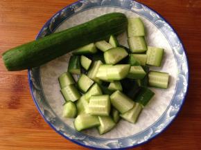 荷兰黄瓜洗净切小块