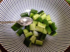黄瓜加盐拌匀腌制10分钟