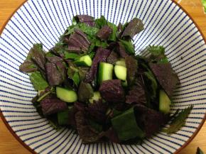 腌好的黄瓜倒去杀出的水，加入紫苏叶拌匀