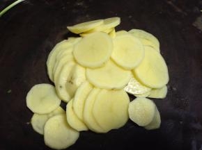 土豆去皮切薄片