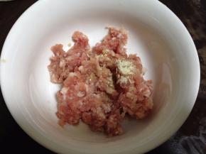 猪肉馅入碗加入白胡椒粉、料酒抓匀去腥