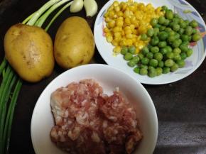 准备食材，玉米粒和豌豆粒煮熟