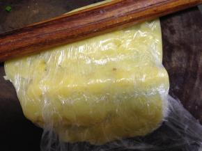 成熟的土豆装入袋中用擀面杖擀成土豆泥