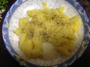 取出加入黑胡椒碎和适量奶调和均匀