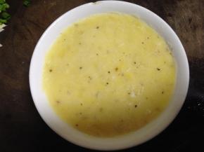 小碗内壁涂食用油（好脱模）装入土豆泥压紧