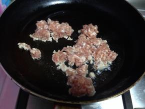 热锅凉油烧至4成热倒入肉馅