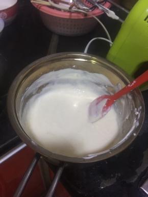 用电动打蛋器搅打均匀，分次放入牛奶，搅打均匀后再加下次