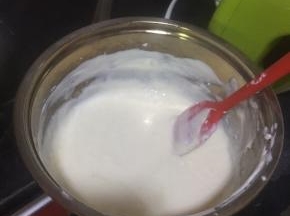 用电动打蛋器搅打均匀，分次放入牛奶，搅打均匀后再加下次