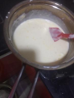 放入黄油，搅拌均匀，这里发现黄油很容易凝固，加热后放入很难打匀，下次没有椰子油，试下色拉油可不可以做