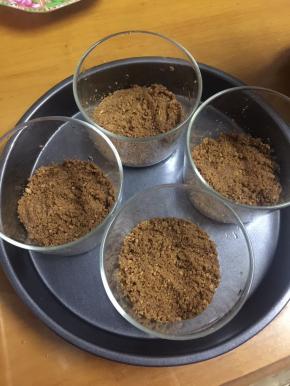 搅拌均匀后分别放入四个烤碗中，用刮刀弄平些