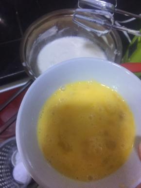 鸡蛋打散，分次加入搅打均匀