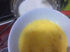 鸡蛋打散，分次加入搅打均匀