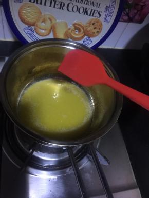 黄油融化后倒入饼干碎中约40克