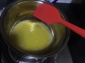 黄油融化后倒入饼干碎中约40克