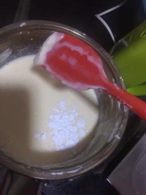 放入玉米淀粉，搅拌均匀