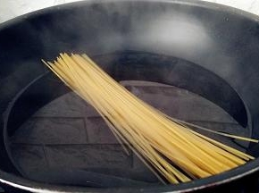 锅中注水，放入1茶匙盐，放入意面开启小火煮。