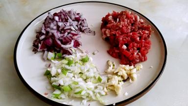 洋葱，大葱，大蒜切碎末，牛肉切碎。番茄去皮同样切碎，这一步忘记拍照了。