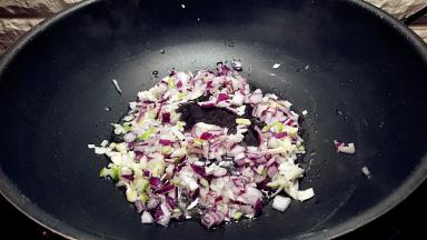 锅中放油烧热，放入葱，洋葱，蒜炝锅出味。