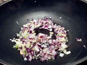 锅中放油烧热，放入葱，洋葱，蒜炝锅出味。