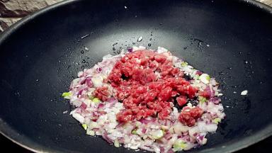 放入牛肉末小炒煸炒几下。