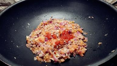 放入番茄酱拌匀。