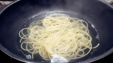 意面已经煮至白心阶段，捞出控水。