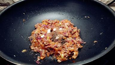 肉末中放入盐1克，黑胡椒，砂糖翻炒拌匀。