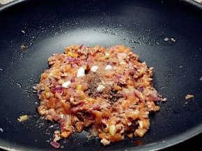 肉末中放入盐1克，黑胡椒，砂糖翻炒拌匀。