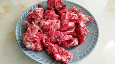 猪脊骨斩成等量的小块。