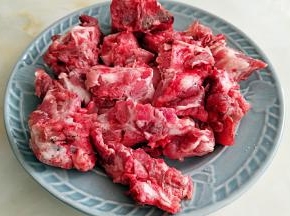 猪脊骨斩成等量的小块。