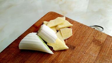 大葱切段，姜切片。