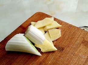 大葱切段，姜切片。