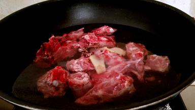 锅中注水放入姜2片，花椒粒适量，脊骨进行焯水。