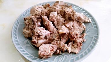 脊骨捞出冲洗干净血沫。